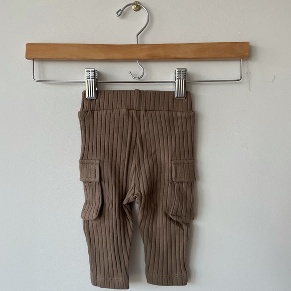 Kate Quinn | Organic Cotton Wide Rib Knit Skinny Cargo Pants in Fossil | 0-3 mo - Picture 6 of 6